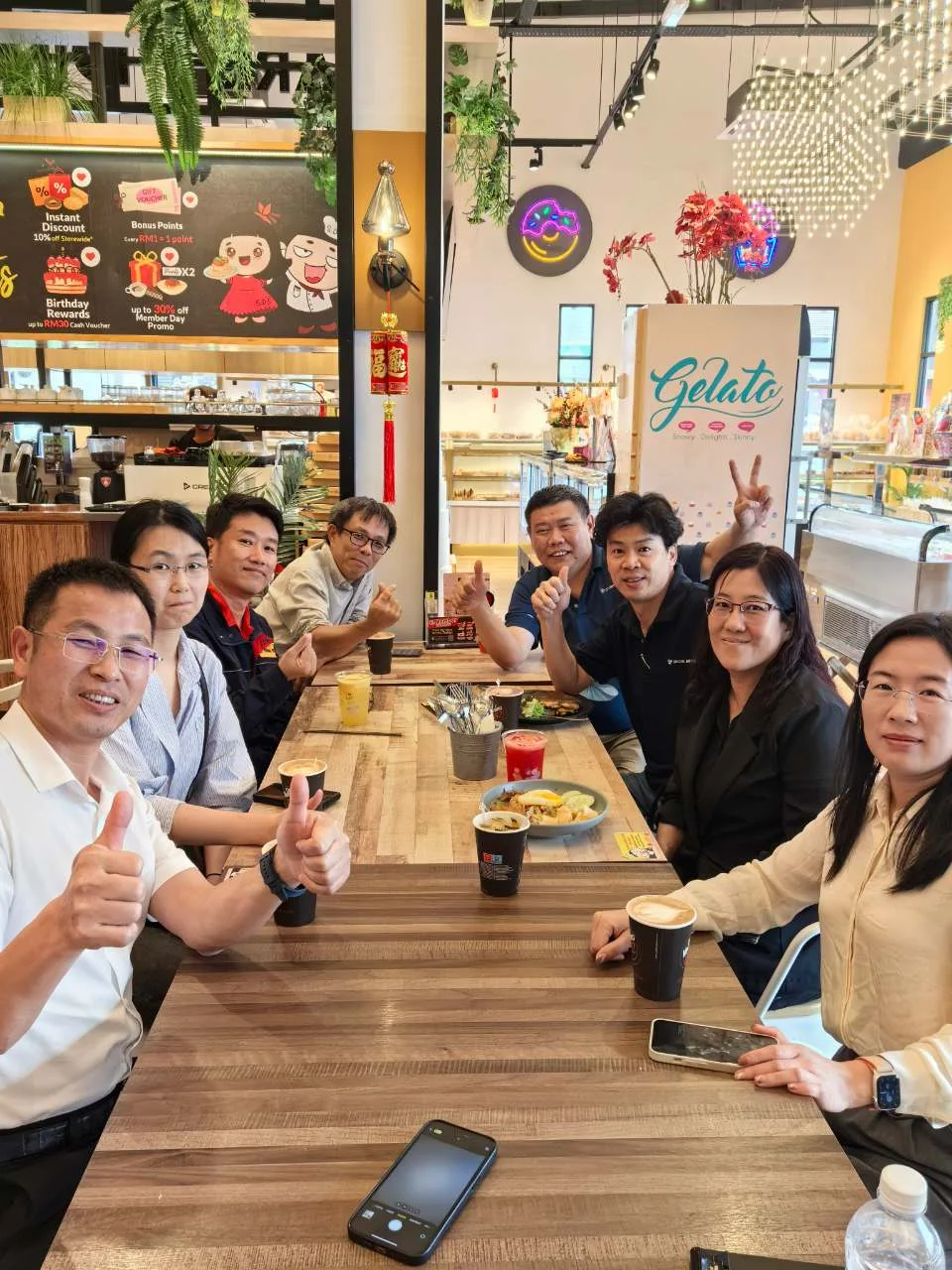 Creation Group-teamet i samtale med malaysiske kunder