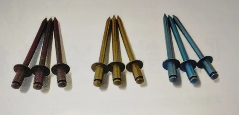 Nissen Rivet fargede titanriveter